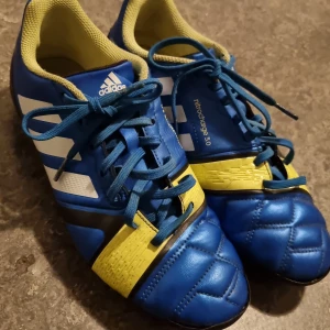 Fotbollsskor - Här är ett par fina blåa Addidas fotbollskor. De är i skimmrande blått läder och har typ bara använts 2 gånger. Då priset kan diskuteras.
