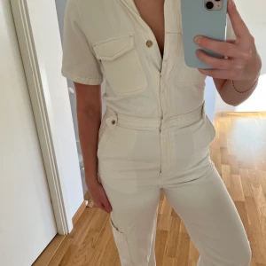 Jumpsuit & OTHER STORIES - Garderobsrensning!!! Kommer mer!!! Säljer denna denim jumpsuit från & Other Stories som är i toppen skick. Storlek: 36 (snäppet för liten och kort på mig som är 170) Färg: Offwhite Köparen står för frakten!!! 