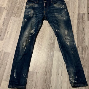 Dsquared jeans  - Säljer dessa dsquared jeans då dom är för små. Dom är i mycket bra skick. Skriv vid mer frågor. Kan gå ner i pris vid snabb affär