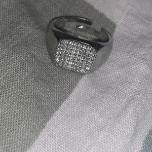 Silver ring  - silver ring med kristaller det går att ändra storlek 