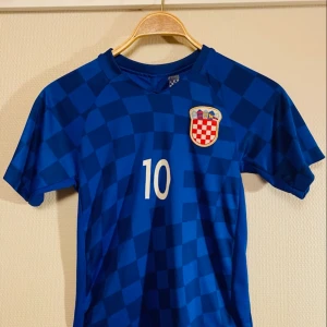 Fotbollströja Juniorstorlek stl 140 - Fotbollströja från Kroatien med tryck Modric på ryggen. 