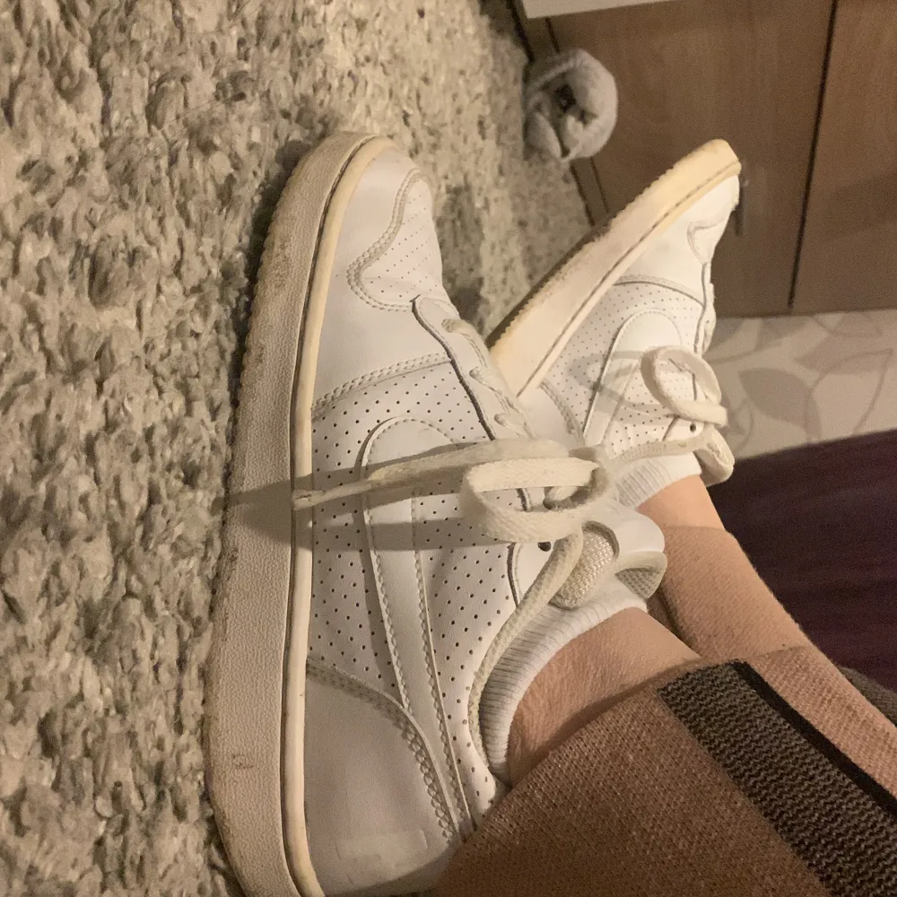 Säljer mina gamla vita Nike sneakers i EU 36. Har använt de i mindre än ett år och dom är i bra skick; inga skador osv endast lite missfärgning under skorna💕. Skor.