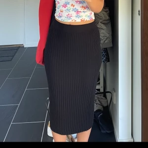 Svart kjol  - Säljer denna svarta ribbade kjol ifrån Lindex. Storlek S🥰