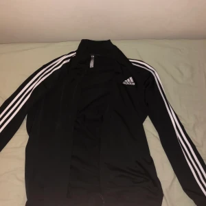 Adidas originals sweatshirt (dragkedja)  - Adidas sweatshirt, tappade bort kvittot så kunde inte lämna tillbaka den. Har bara använt 2 gånger. 