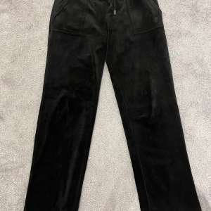 Juicy couture  - Säljer juicy couture byxor, de är tyvärr förstora för mig så säljer så någon annan kan få användning av dom ❤️
