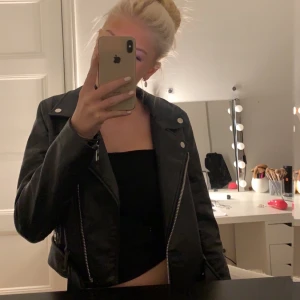 Skinn jacka - Säljer denna fina skinnjackan från zara. Den är använd men är i bra skick och passar jättebra nu i höst💕