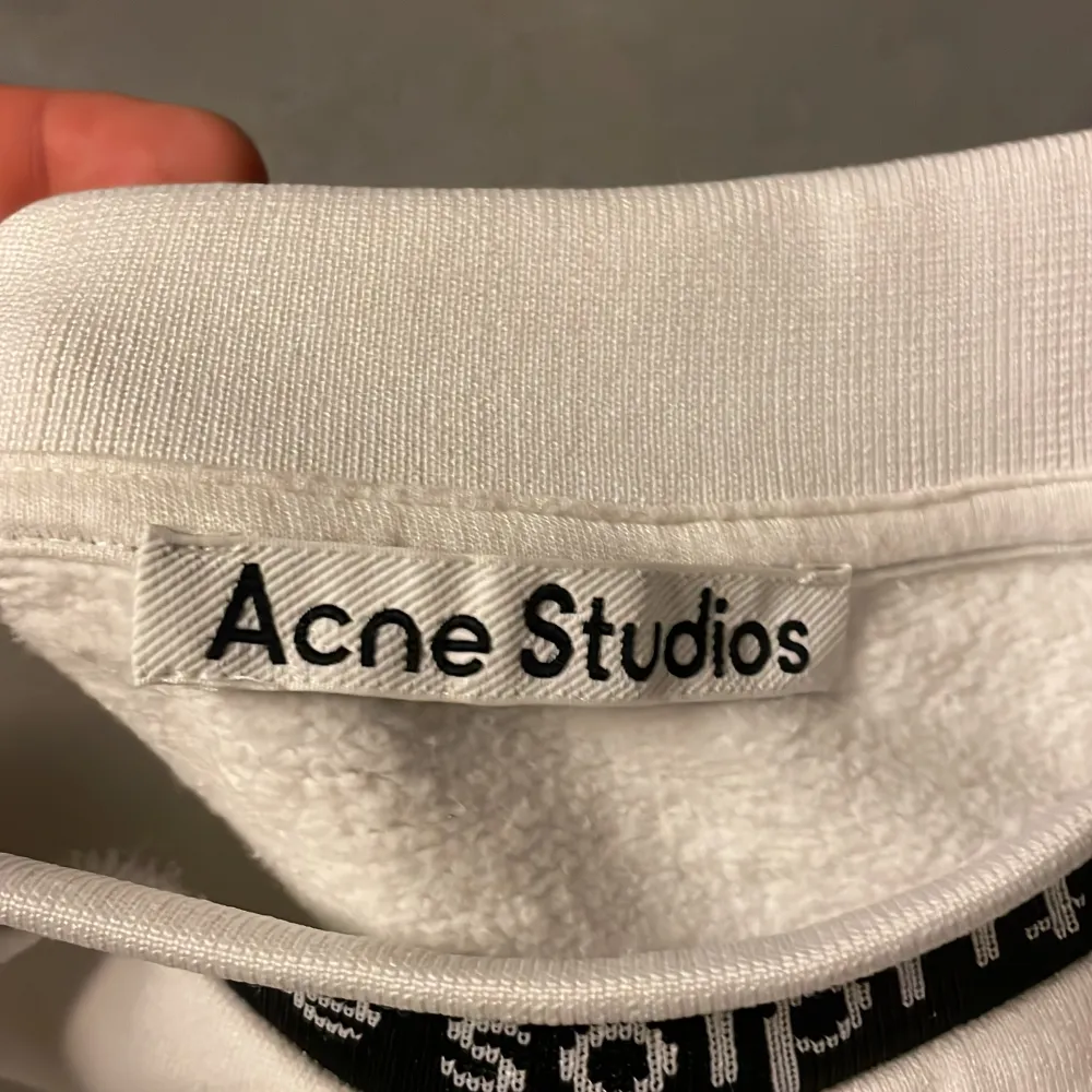 En skön original tröja ifrån acne studios  Storlek s men passar m  Inga fläckar eller defekter, endast använd ett fåtal gånger så den är som en ny. Tröjor & Koftor.