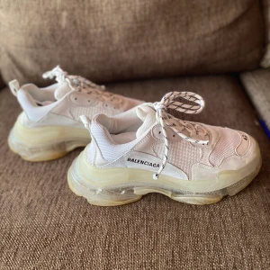 Balenciaga triple S - Säljer vita balenciagas triple S i bra skick. Kvitto o allt medföljer. Storlek 42 men mer runt 43-44