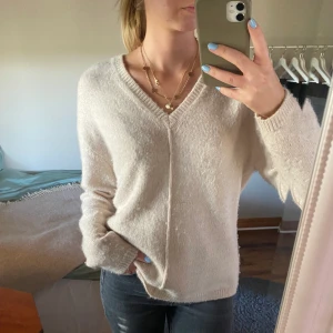 Stickad tröja  - Säljer denna jätte fina stickade tröja från Secondfimale. Jätte bra märke och har nopprat sig lite med de är lätt att ta bort. Såå himla mjuk 💕1099 