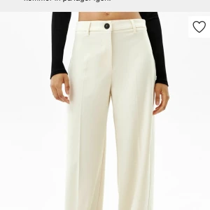 Vita kostymbyxor  - Vita kostymbyxor ifårn bershka  (be om fler bilder )