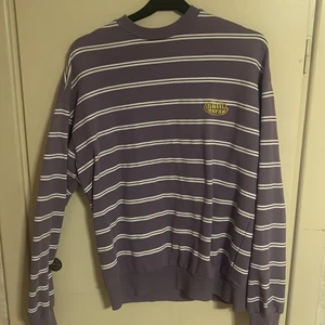 Junkyard hoodie - En lila junkyard hoodie i lika som är i väldigt fint skick. Använd fåtal gånger. Men säljer den för att jag lätt glömmer bort den i garderoben! Storlek S🤩