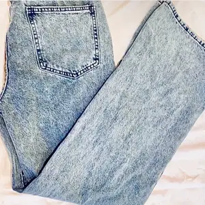 Ett par snygga ljus blå jeans från SHEIN. dom är helt oanvända så dom har inga hål eller fläckar. Storlek L. 100kr + frakt