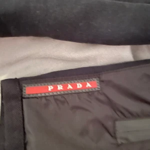 Prada hooded hybrid cardigan - Köpt för ungefär en månad sen på highendmarkets men använd cirka 5 gånger bara då den är lite liten för mig. Det är storlek L men skulle säga att det är medium. Det är bara att skriva för mer bilder!