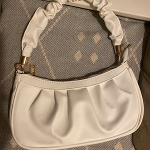 Vit axelväska - Säljer min superfina vita axelväska från shein. Har använt 1 gång och den är som ny. 50kr+frakt💘