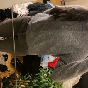  tjocktröja  - Hand vänt några gånger inga fläckar eller något från Zara stolek S köpte den föra våren finns ej kvar 