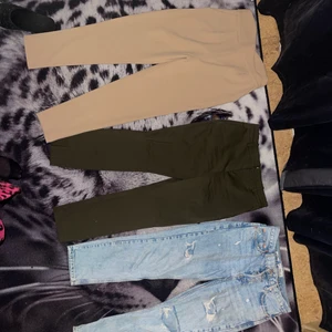 Byxor  - Endast blå jeans är använt! Alla för 200kr eller 80kr per styck! Samt att endast blå jeans är storlek 38 resten storlek S