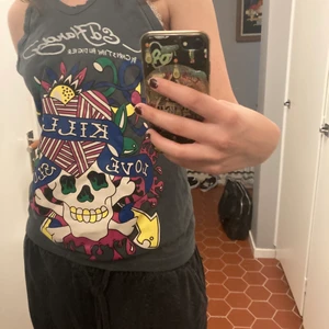Ed hardy linne - Vintage ed hardy köpt på second hand. Superfin jag har aldrig använt då den inte är min stil.