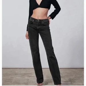 Mid waist jeans - Säljer mina zara mid waisted jeans!❤️ dom blir som lågmidjade på mig då dom är lite stora!