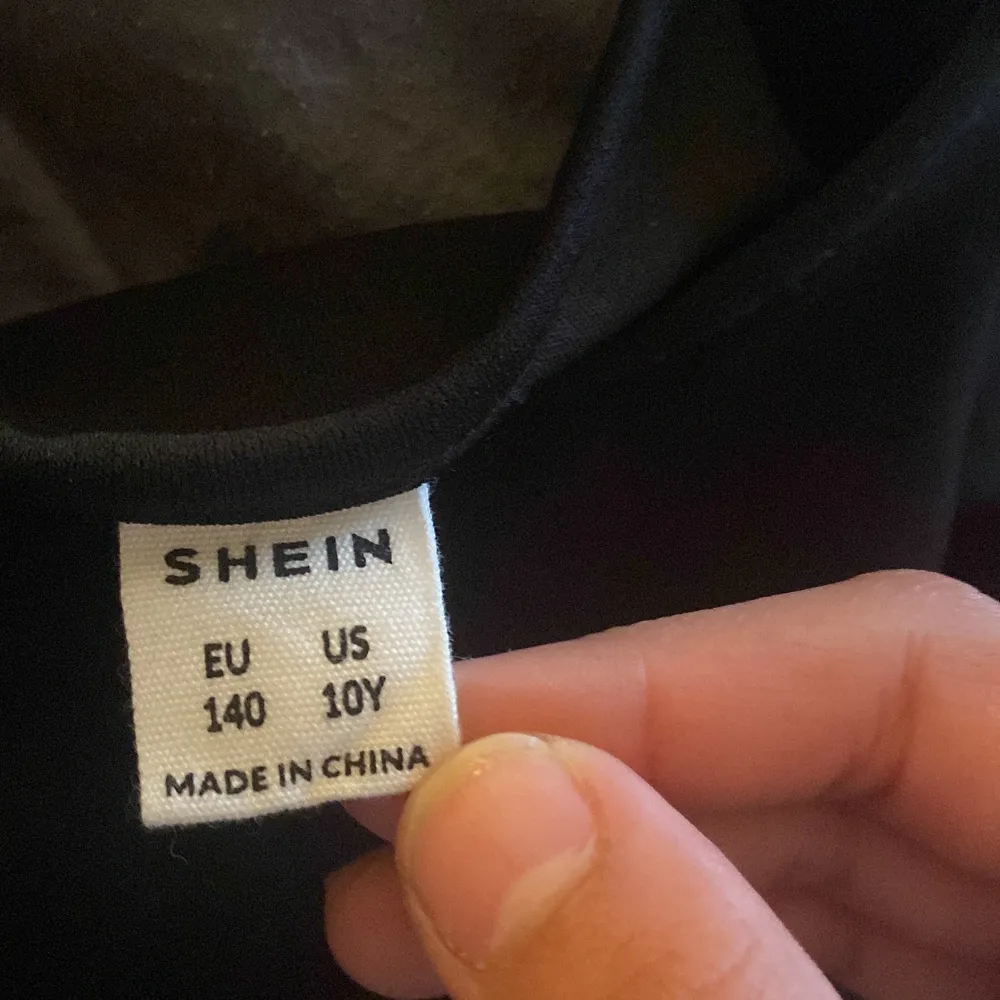 Jag säljer en tröja för 50kr köpte för 60kr i shein den passar mig som är 09 perfekt och man kan säga det är xxs i storleken.. Tröjor & Koftor.