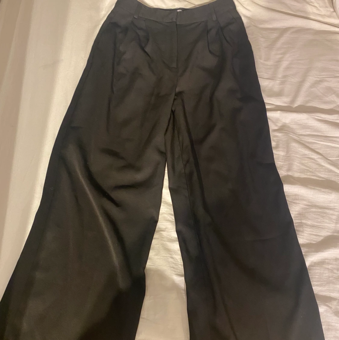 Svarta vida kostymbyxor 