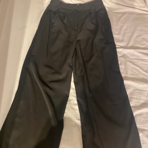 Svarta vida kostymbyxor  - Säljer nu mina svarta vida kostymbyxor från na-kd i storlek 38 då dom ej kommer till användning längre:)