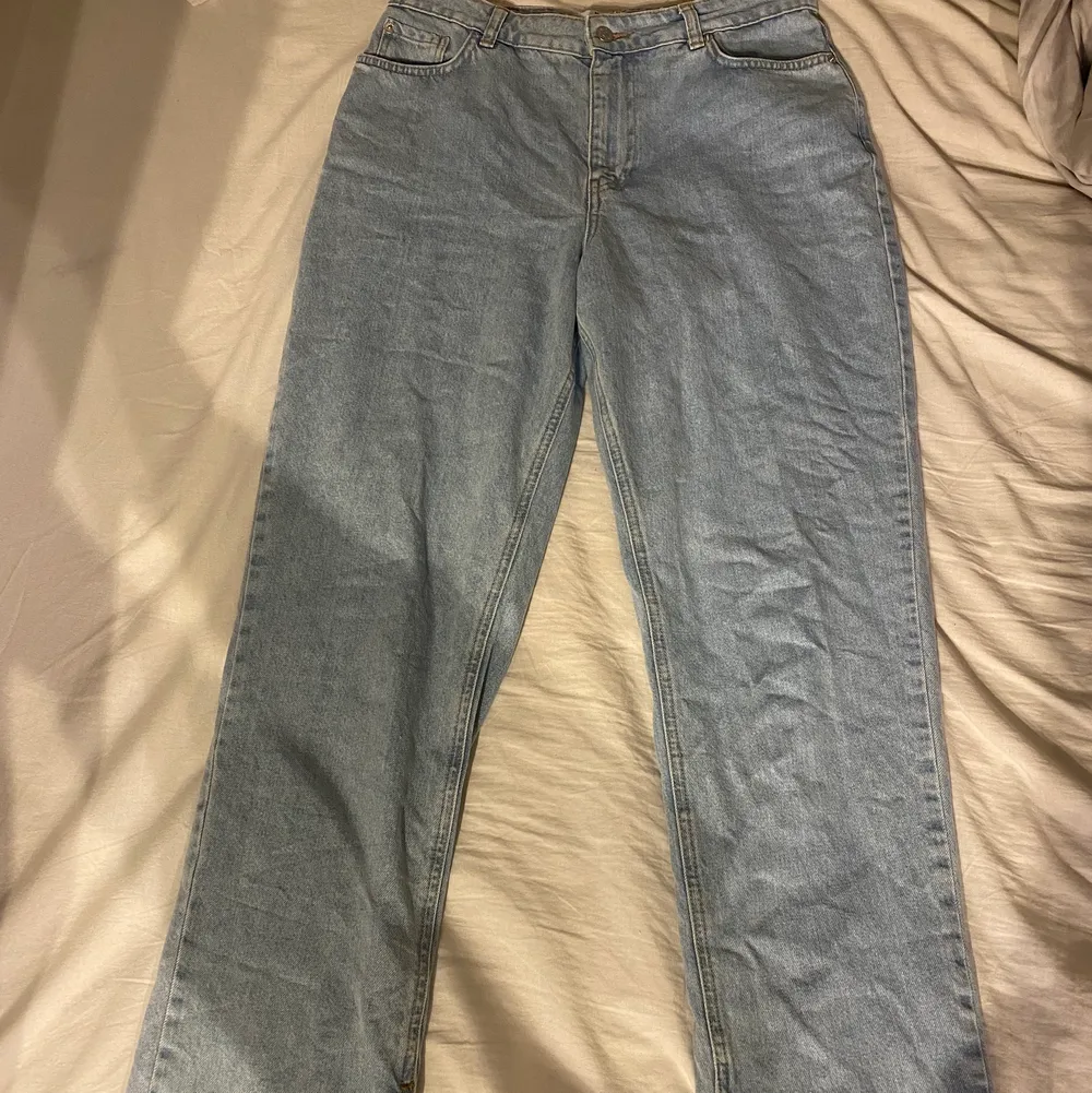 Blåa raka jeans med split längst ner i storlek 38 från na-kd. Säljer då dom inte kommer till användning längre:). Jeans & Byxor.
