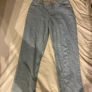 Blåa raka jeans med split längst ner i storlek 38 från na-kd. Säljer då dom inte kommer till användning längre:)