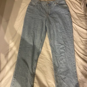 Raka blåa split jeans  - Blåa raka jeans med split längst ner i storlek 38 från na-kd. Säljer då dom inte kommer till användning längre:)