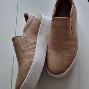 Skor - Säljer dessa skor i nyskick då de inte passade mig. Skorna är beigea och storlek 37.