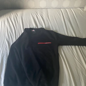 Prada kofta - Frakta r kostar 110 utan spårbar, med spårbar är det 180. Möts i Göteborg.