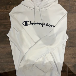 Champion Hoodie  - Champion Hoodie. Bra skick. (Tröjan är inte tvåfärgad utan det är min skugga som syns på bilden.)