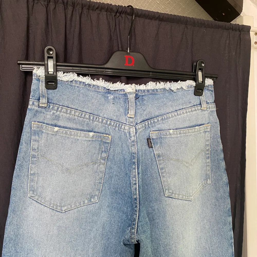lågmidjade jeans köpta på second hand <3 aldrig använda! passformen är typ wide/bootcut. Jeans & Byxor.