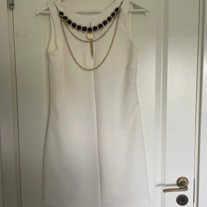 River Island klänning  - Vit River Island klänning, använd en gång. Tvättad, strlk 36. Rakare modell, 60-tal stil
