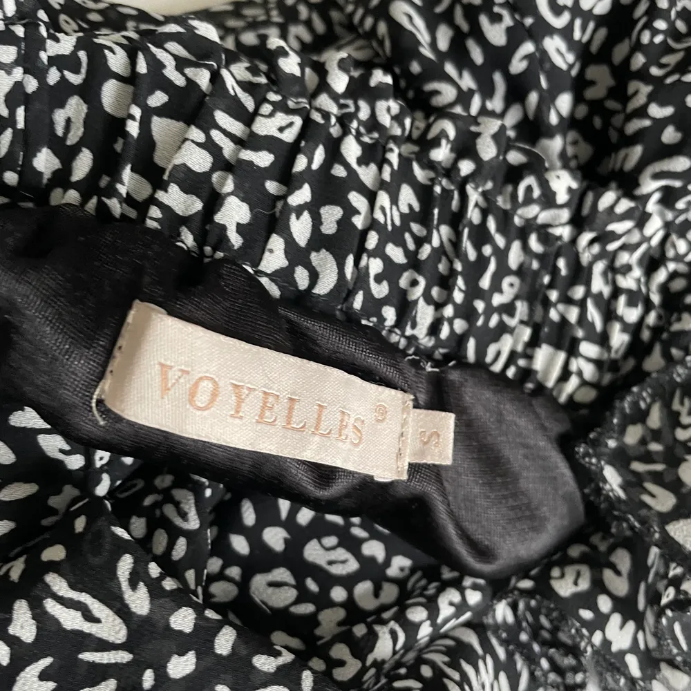 Snygg svart kjol i ett fint skick! Köppt på Marstrand förra sommaren och tror inte längre den går att köpa. Tror köpte för 399 men jag säljer i typ samma skick för 200 . Kjolar.