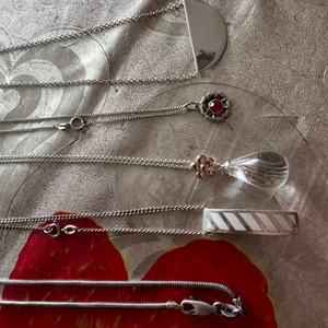 Äkta silver halsband  - Jätte snygga äkta silver halsband med stämpel. Mycket fint . 229kr/st  Den med röda Sten 199kr. Helt och fint de första 3 är ny skick . 16kr frakt  
