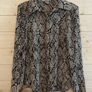 Mönstrad skjorta - Används aldrig och behöver ett nytt hem!