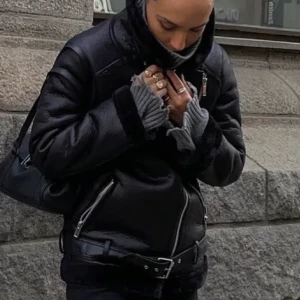 Na-kd  - Jacka från na-kd i nyskick. Jackan har ett fuskpälsmaterial på insidan och en hög krage,. Den är stängbart vid halsringningen. Super skön och varm, men säljs pga att det inte kändes som just min stil. 