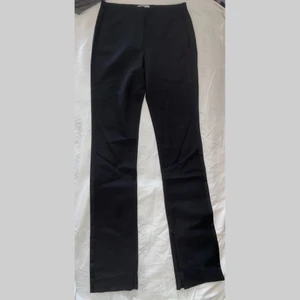 Kostymbyxa &otherstories - Superfina kostymbyxor från märket &otherstories, Stockholm atelier. Stl 34. De har även en valbar slits längst ned som justeras med en diskret dragkedja (se andra bilden). 😍 Pris 120kr+frakt.