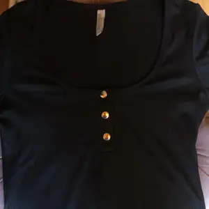 Säljer min svarta tröja från Chiara Forthi men guldknappar som jag endast använt några gånger så den är i nyskick💕