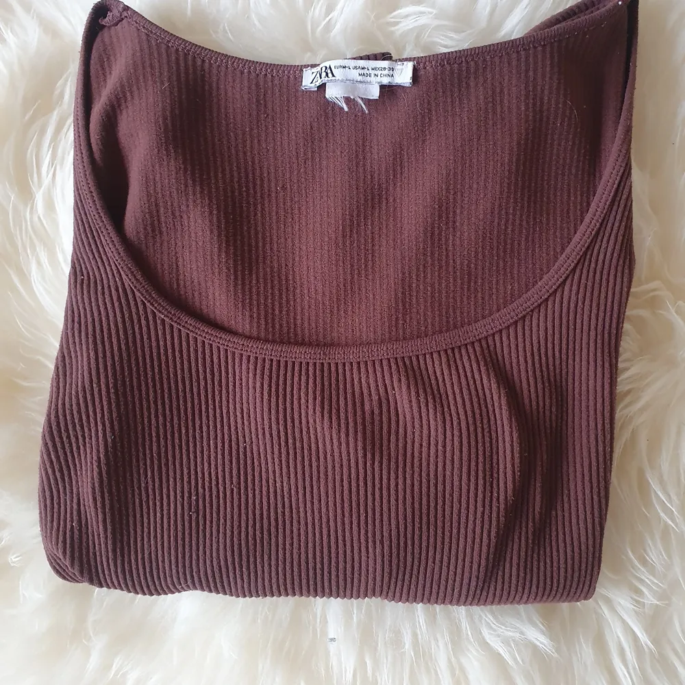 Tight, långärmad tröja från Zara i storlek M-L, kan även passa S. I bra skick, säljs då den är lite stor på mig. . Tröjor & Koftor.