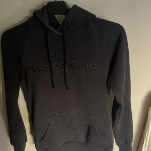 Peak Performance hoddie - Säljer min svarta peak performance hoddie i strlk Xs då den är för liten för mig, använd typ 2 gånger