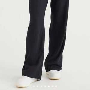 H&M linnebyxor - Säljer mina sjukt populära och slutsålda linnebyxor från H&M. Storlek M men passar S. De har blivit lite för korta av torktumlaren och jag är 165.