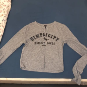 shein långärmad tröja S  - en helt vanlig långärmad tröja från shein. säljer pga att ja aldrig haft på mig pris kan diskuteras storlek S