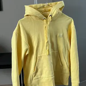 Cool hoodie i en snygg gul färg från Acne. Knappt använd.