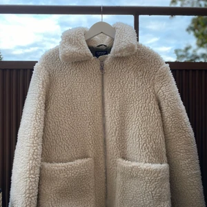 Teddy jacka - En teddy jacka från Topshop köpt 2019. En höst/vår jacka.  Köpt för ca 700. 