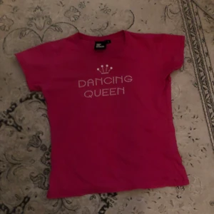 Abba t-shirt  - Rosa Abba t-shirt med glittrig text på i storlek S. Skulle uppskatta att den sitter bra på folk med XS-M i storlek!