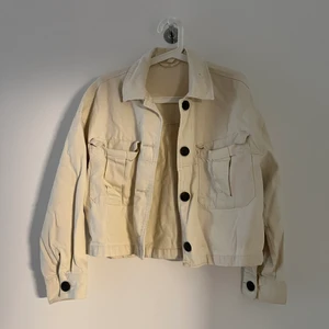 Jeansjacka - Fin jeansjacka med ”trä”knappar, liiite kortare i modellen. Knappt använd. 