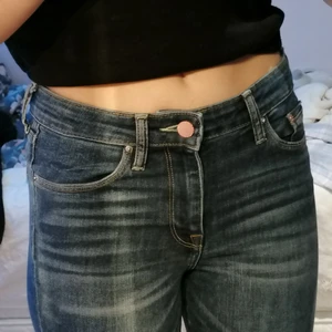 Lowrise dark jeans  - Säljer dessa mörka lowrise jeans då de är lite för smala på mig. 