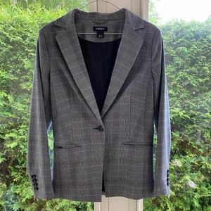 Kostym  - Kostym från Lindex. Sitter jättefint på.  7/8 byxa och figursydd kavaj 