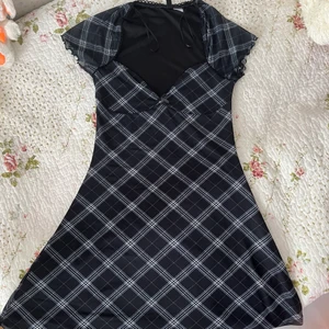 Rutig kort klänning  - Använd några gånger men har inga defekter. 